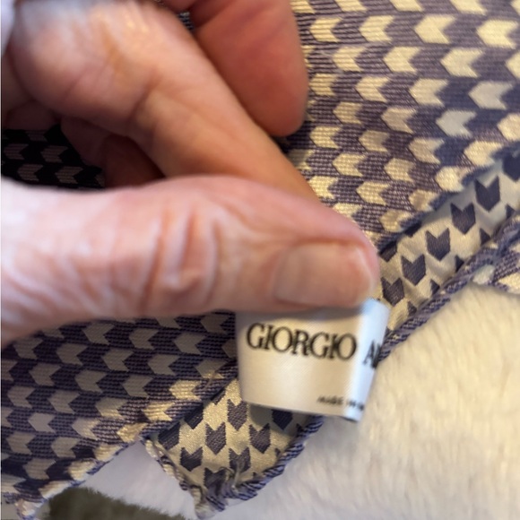 Giorgio Arman Stylish Geometric Patterned Scarf - Picture 3 of 9